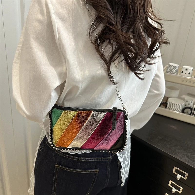 Regenbogen Gestreifte Damen Tasche – Leichte Ketten Crossbody, Schulter & Clutch Handtasche | Modische Handy Tasche Kaufschwan®