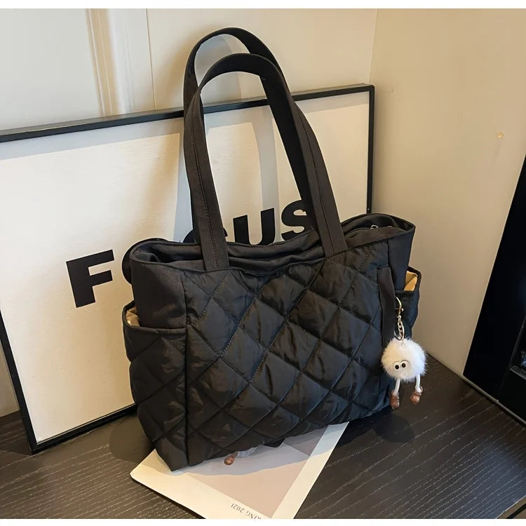 Schwarze Quilted Handtasche mit Großer Kapazität – Schultertasche im Karo-Design mit Mehreren Fächern & Plüsch Anhänger Kaufschwan®