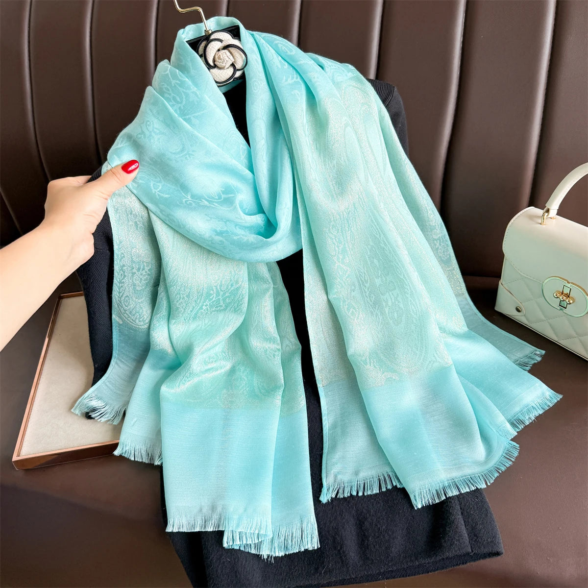 Luxus Hijab mit Blumenmuster & Goldfäden – Damen Jacquard Schal | Muslimisches Kopftuch für Ramadan, Winter & Festliche Anlässe Kaufschwan®