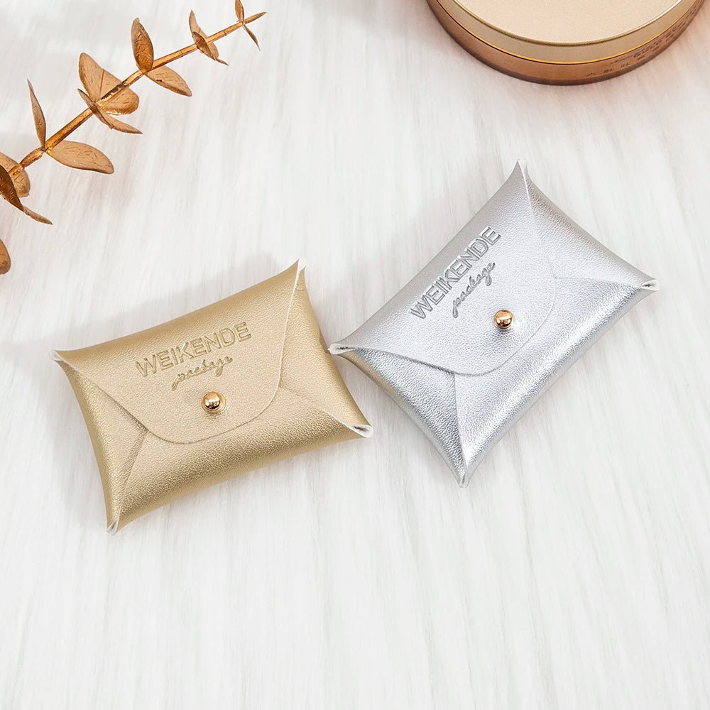 100 Stück Silberne Schmuckbeutel mit Logo – 10x7cm Lederbeutel mit Kordelzug | Für Ohrringe, Ringe, Halsketten, Münzen & Schlüsselanhänger