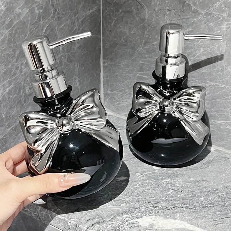 Nachfüllbarer Seifenspender mit Schleifen-Design – Separate Flaschen für Shampoo & Conditioner fürs Badezimmer Kaufschwan®