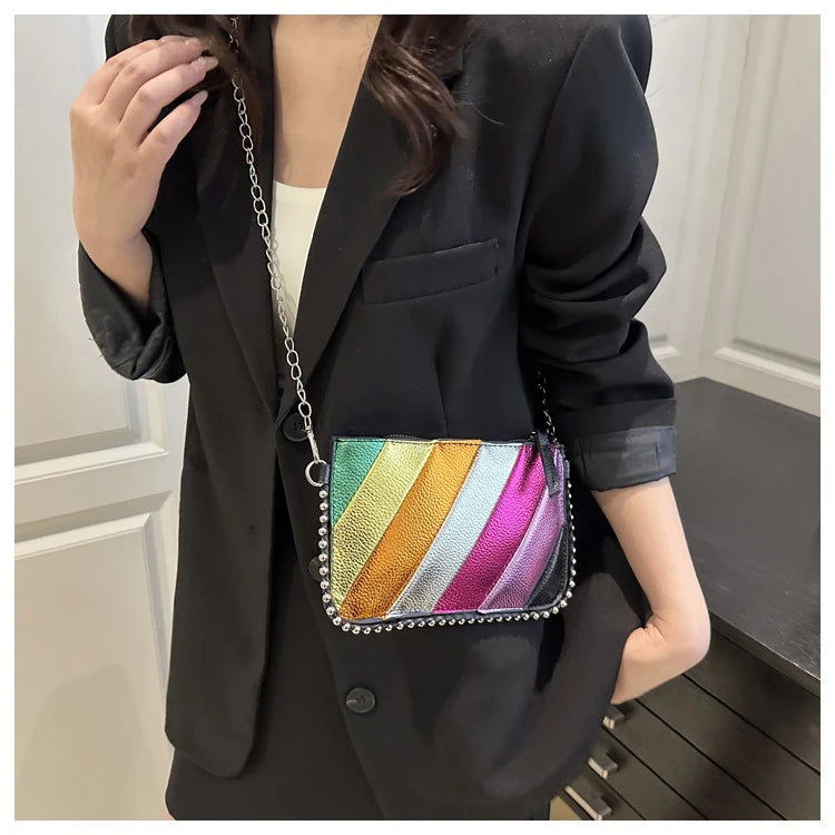 Regenbogen Gestreifte Damen Tasche – Leichte Ketten Crossbody, Schulter & Clutch Handtasche | Modische Handy Tasche Kaufschwan®