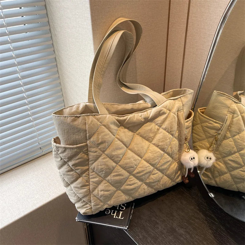 Schwarze Quilted Handtasche mit Großer Kapazität – Schultertasche im Karo-Design mit Mehreren Fächern & Plüsch Anhänger Kaufschwan®