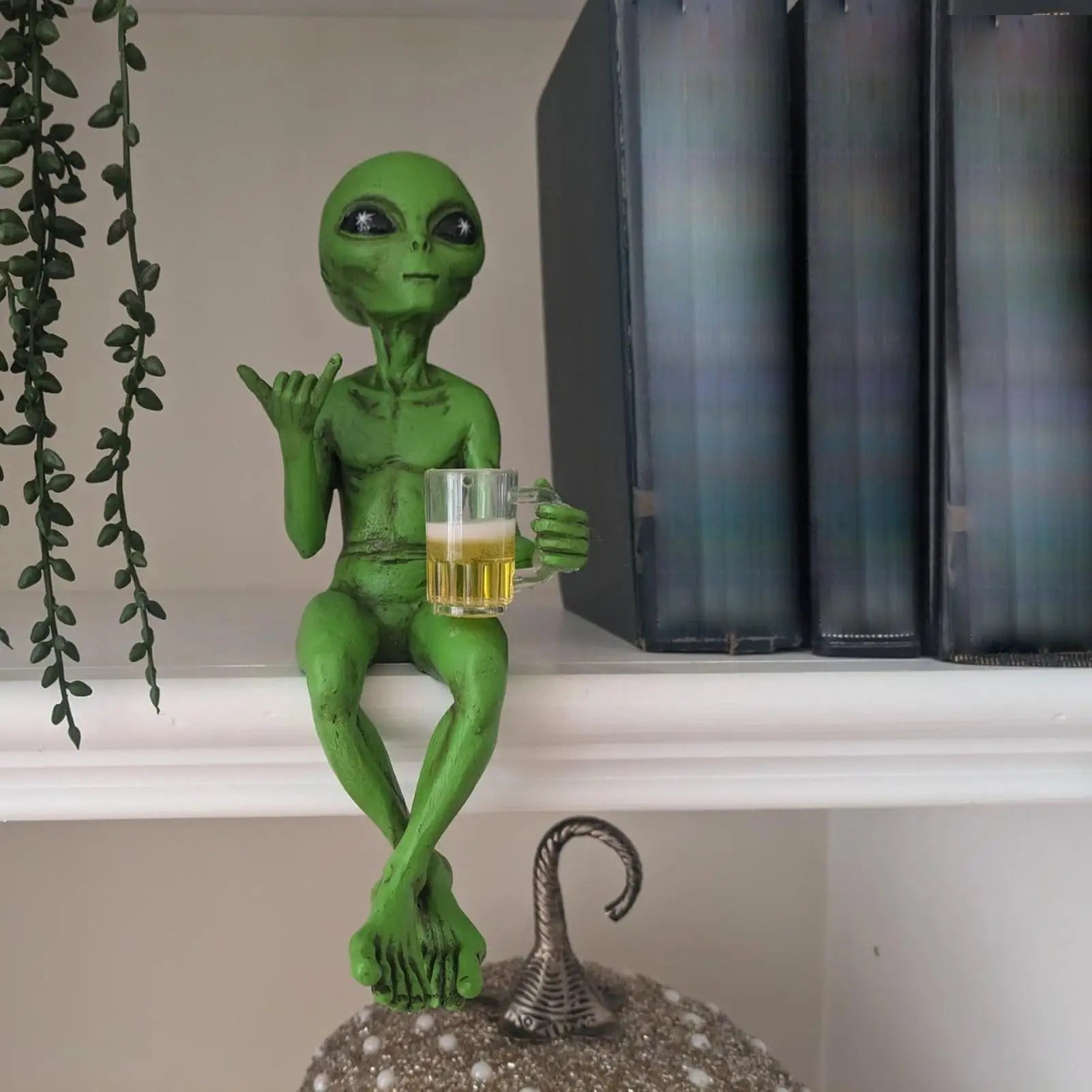Grüne Alien Statue – Lustige Resin Alien Skulptur als Tischdekoration und Deko Kaufschwan®