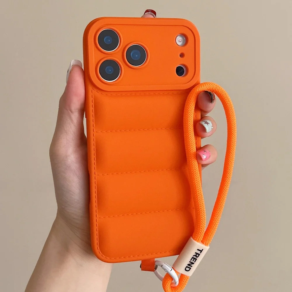 Silikonhülle in Daunenjacken-Optik mit Handgelenkschlaufe für iPhone 18 Pro & iPhone 18 Pro Max – Weiche Hülle mit Kameraschutz Kaufschwan®