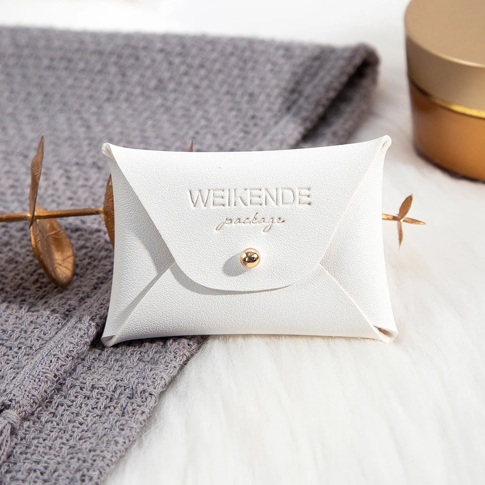 100 Stück Silberne Schmuckbeutel mit Logo – 10x7cm Lederbeutel mit Kordelzug | Für Ohrringe, Ringe, Halsketten, Münzen & Schlüsselanhänger