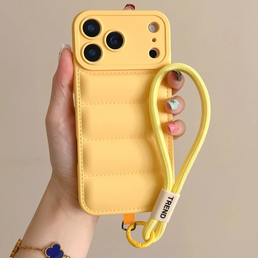 Silikonhülle in Daunenjacken-Optik mit Handgelenkschlaufe für iPhone 18 Pro & iPhone 18 Pro Max – Weiche Hülle mit Kameraschutz Kaufschwan®