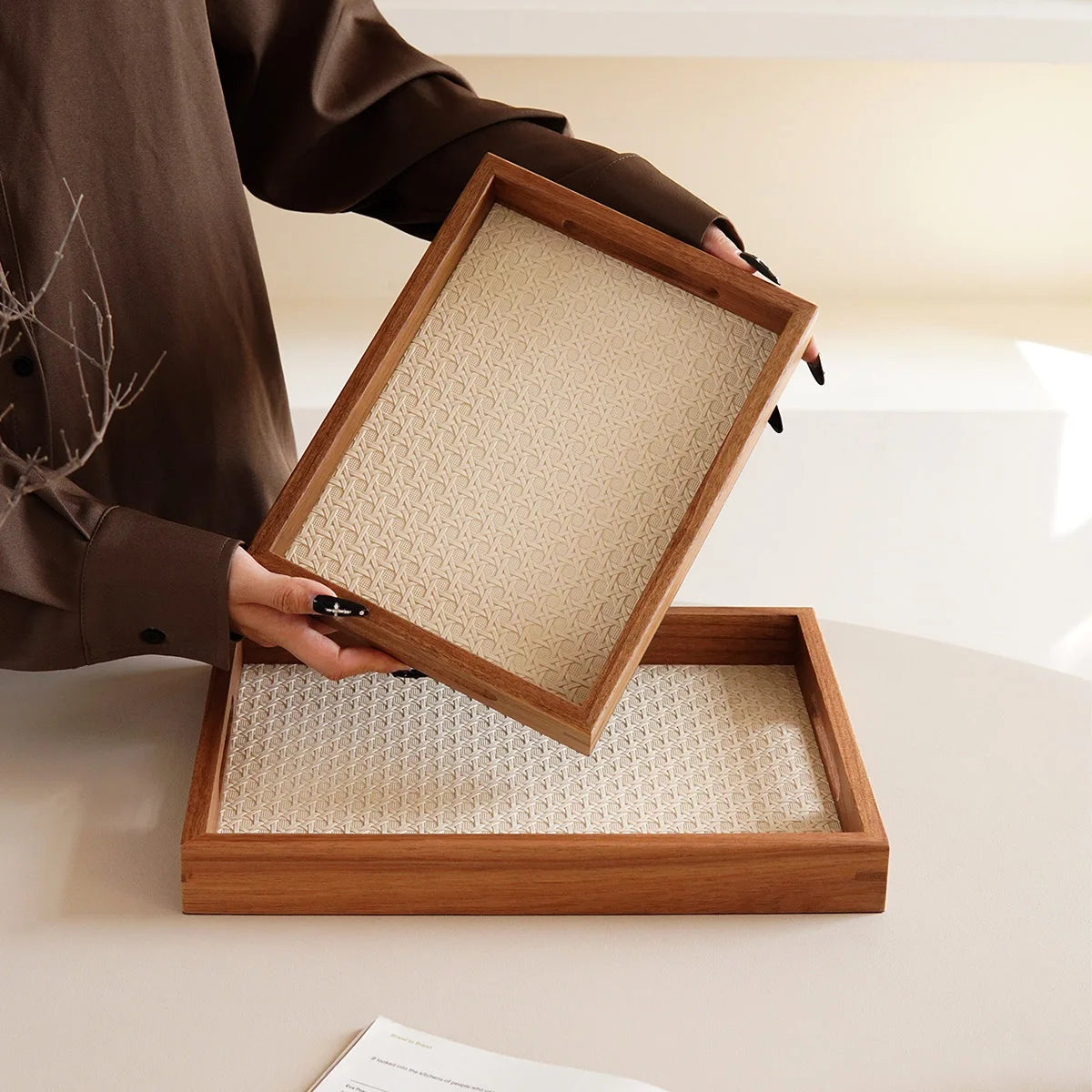 Leder-Tablett mit Bambusmuster & Akazienholz – Dekoratives Schmuck- & Aromatherapie-Tablett für Zuhause & Geschenkideen