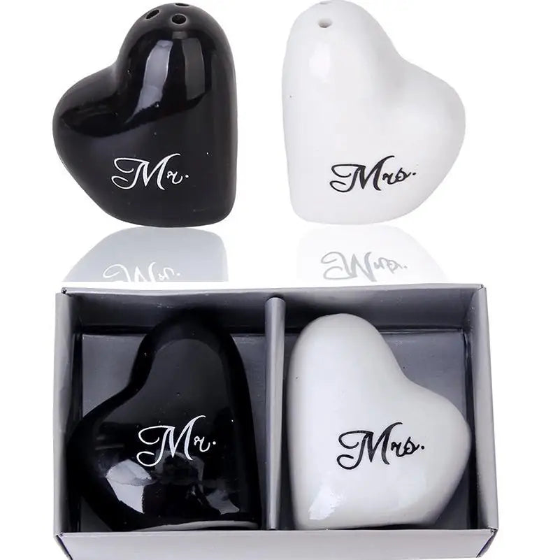 Mr. & Mrs. Keramik Salz- & Pfefferstreuer – Kreatives Rund + Würfel Design | Hochzeit & Party Geschenkset Küchen Deko Kaufschwan® (2er Set)