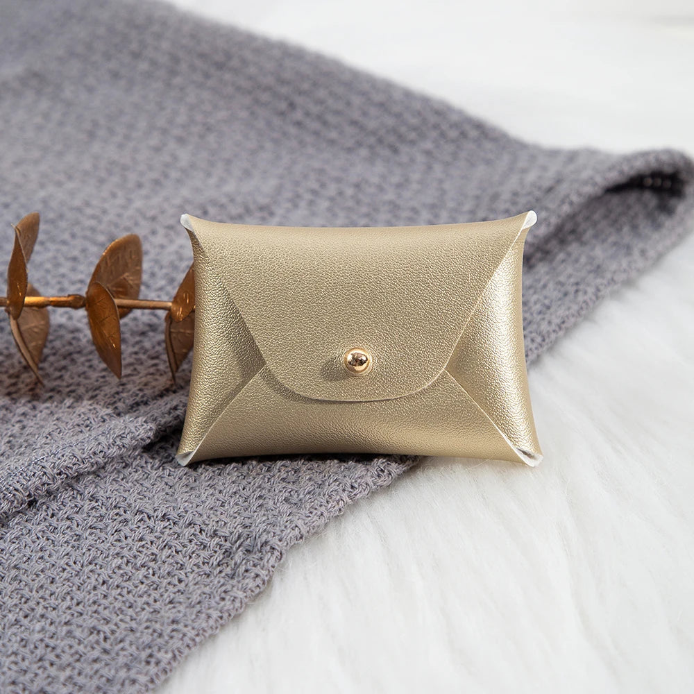 100 Stück Silberne Schmuckbeutel mit Logo – 10x7cm Lederbeutel mit Kordelzug | Für Ohrringe, Ringe, Halsketten, Münzen & Schlüsselanhänger