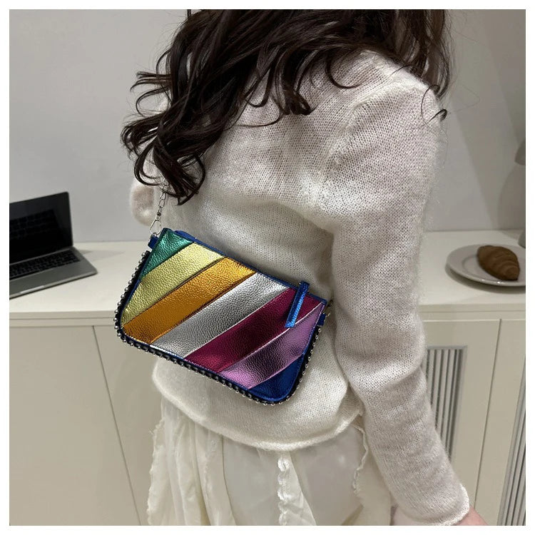 Regenbogen Gestreifte Damen Tasche – Leichte Ketten Crossbody, Schulter & Clutch Handtasche | Modische Handy Tasche Kaufschwan®