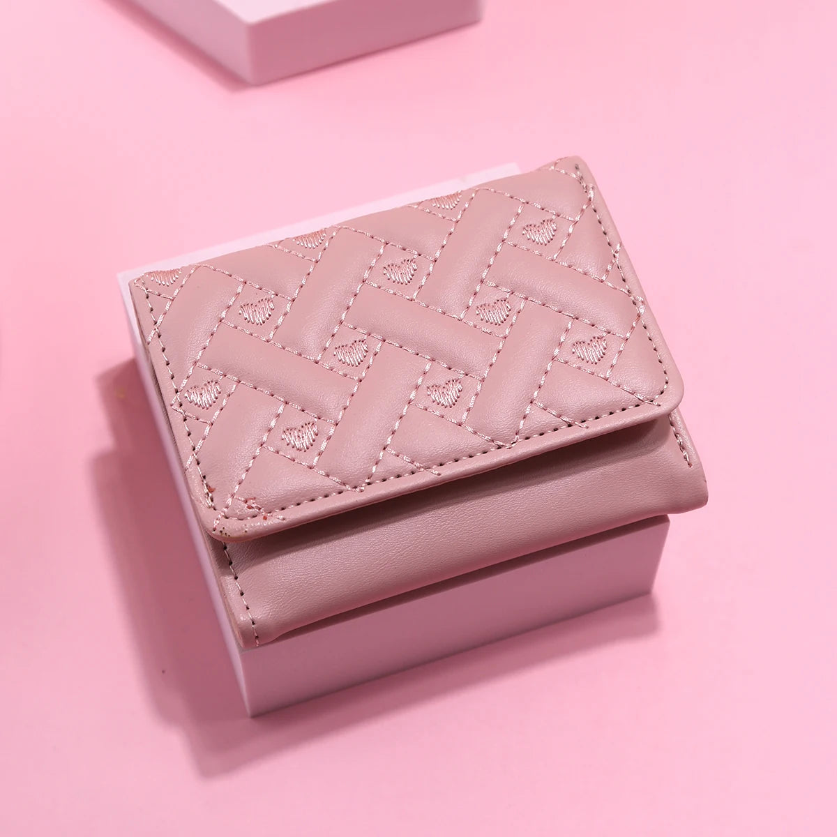 Damen Kurzgeldbörse – Gesticktes „Love“-Design | Leichte PU Leder Geldbörse mit Mehreren Kartenfächern Kaufschwan® Pfirsichrosa