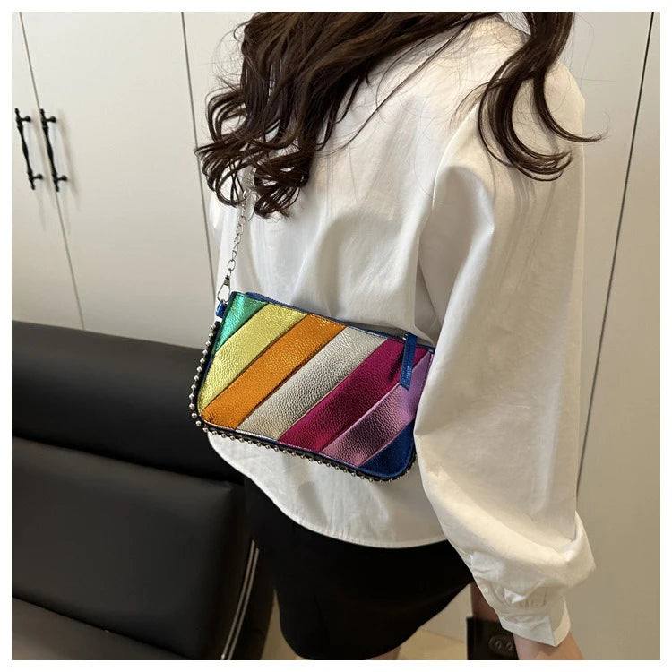 Regenbogen Gestreifte Damen Tasche – Leichte Ketten Crossbody, Schulter & Clutch Handtasche | Modische Handy Tasche Kaufschwan®