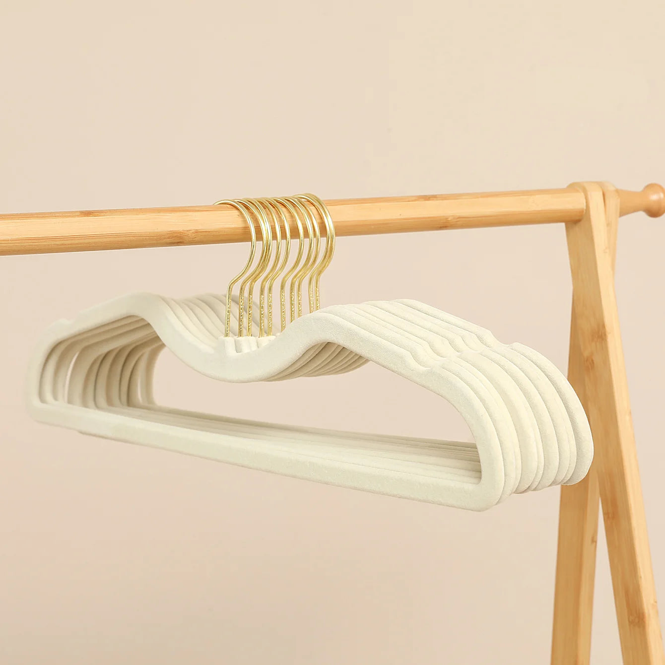 Kurzhals Plüsch Anti Rutsch Kleiderbügel – Robuster Kunststoff Hosenhalter für Mehr Ordnung Im Kleiderschrank Kaufschwan® Beige-goldene Haken-10 Stück