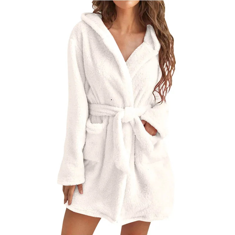 Kuscheliger Damen Bademantel mit Kapuze – Flauschiger Winter Morgenmantel mit Gürtel & Taschen Kaufschwan® Weiß S