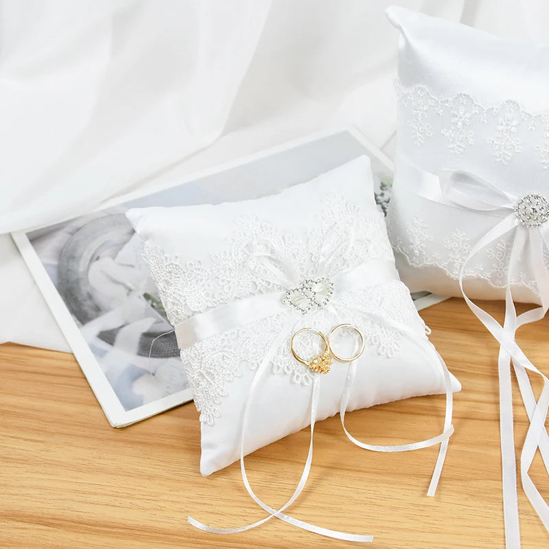 Ringkissen mit Schleife und Perlen – Elegantes Weißes Hochzeitskissen Kaufschwan®
