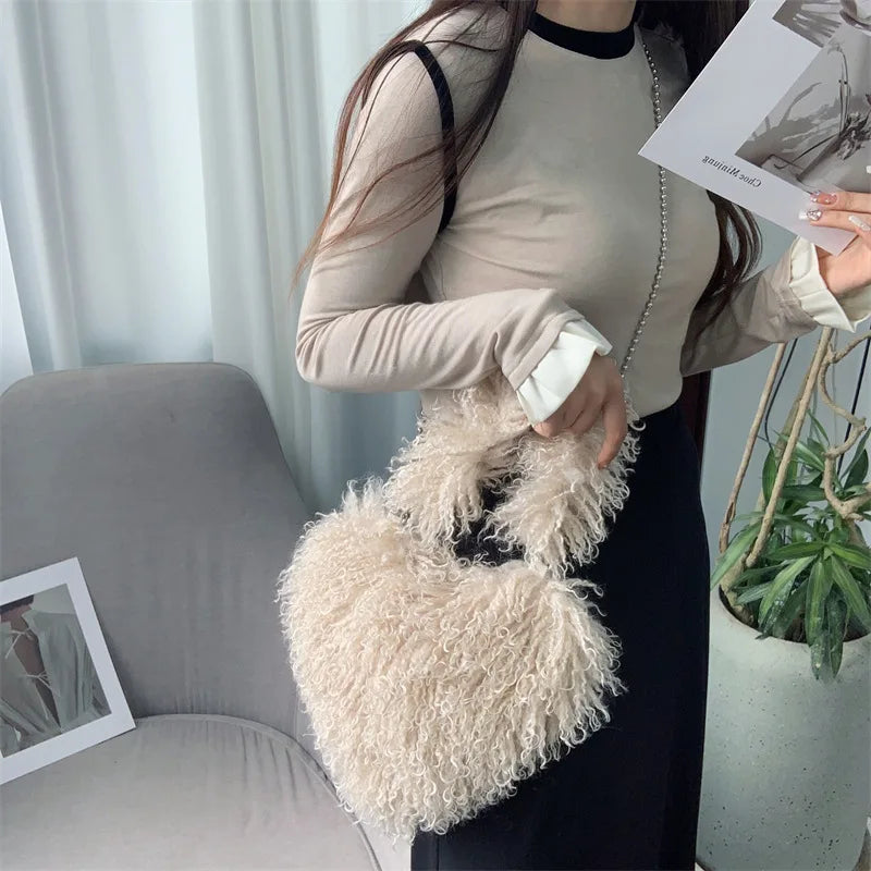 Herzförmige Plüsch Crossbody Tasche – Süße Love Kunstfell Damen Schultertasche & Flauschige Unterarm Handtasche