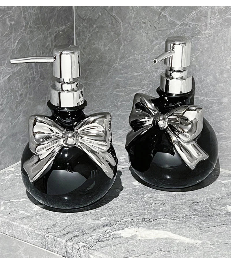 Nachfüllbarer Seifenspender mit Schleifen-Design – Separate Flaschen für Shampoo & Conditioner fürs Badezimmer Kaufschwan®