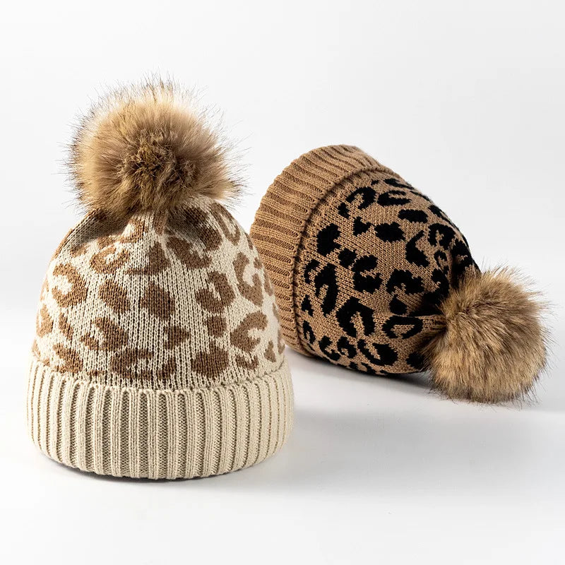Leopardenmuster Strickmütze – Wollmütze mit Umschlagkante & Bommel | Dicke Herbst & Winter Beanie für Damen & Herren Beschreibung: Kaufschwan®