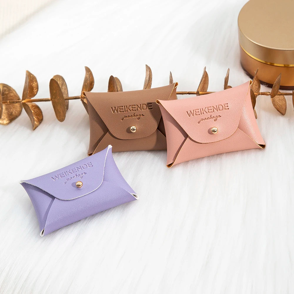 100 Stück Silberne Schmuckbeutel mit Logo – 10x7cm Lederbeutel mit Kordelzug | Für Ohrringe, Ringe, Halsketten, Münzen & Schlüsselanhänger