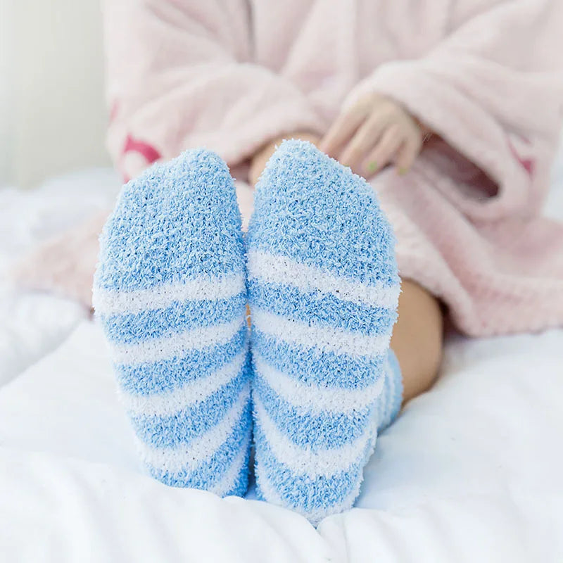 Damen Herbst & Winter Gestreifte Korallenfleece-Schlafsocken | Dicke Warme Wadenlange Haussocken Kaufschwan®