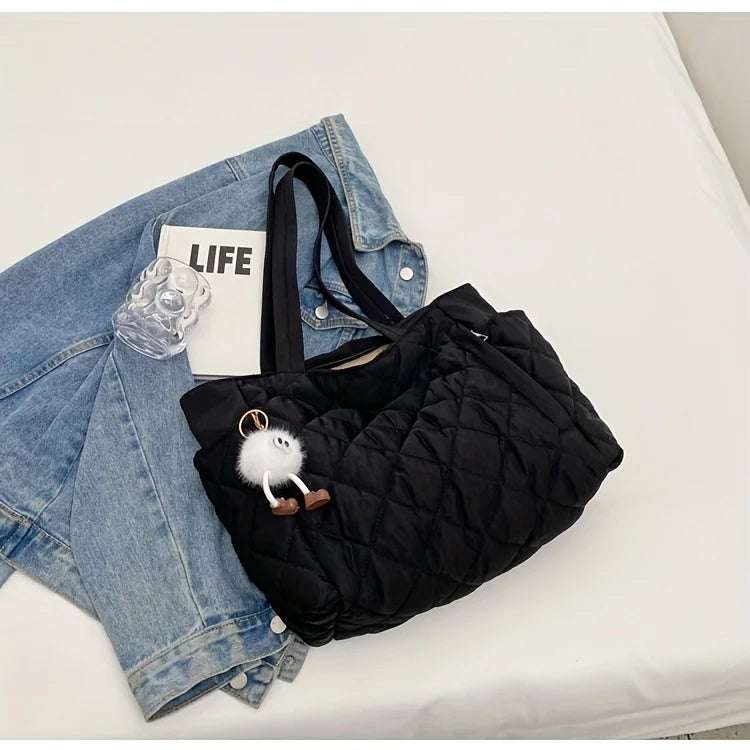 Schwarze Quilted Handtasche mit Großer Kapazität – Schultertasche im Karo-Design mit Mehreren Fächern & Plüsch Anhänger Kaufschwan®