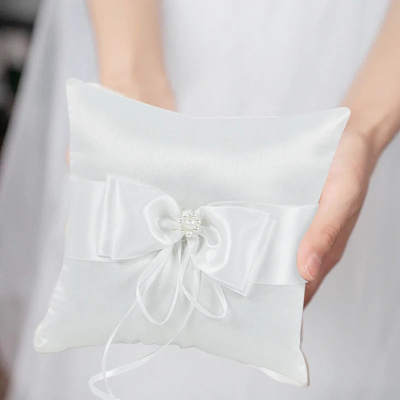 Ringkissen mit Schleife und Perlen – Elegantes Weißes Hochzeitskissen Kaufschwan®