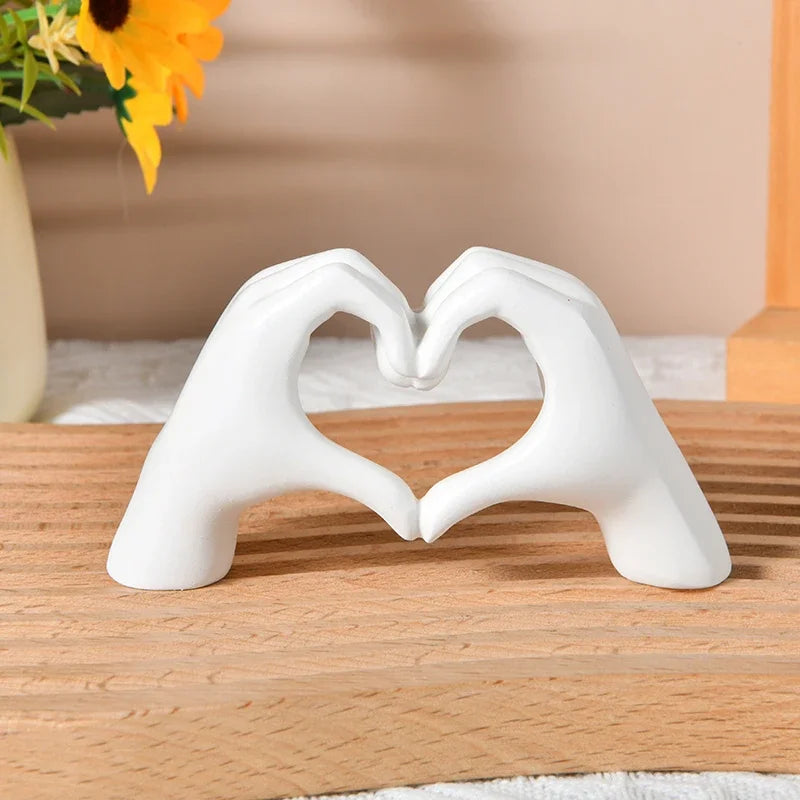 Goldene Herz-Hand Statue – Moderne Liebesgeste Skulptur für Wohnzimmer, Schlafzimmer und Tischdekoration Kaufschwan®