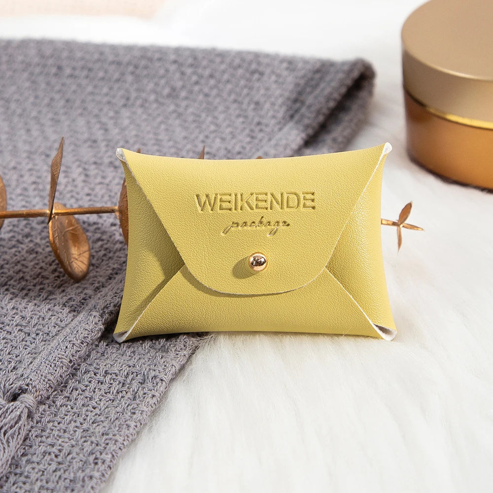 100 Stück Silberne Schmuckbeutel mit Logo – 10x7cm Lederbeutel mit Kordelzug | Für Ohrringe, Ringe, Halsketten, Münzen & Schlüsselanhänger