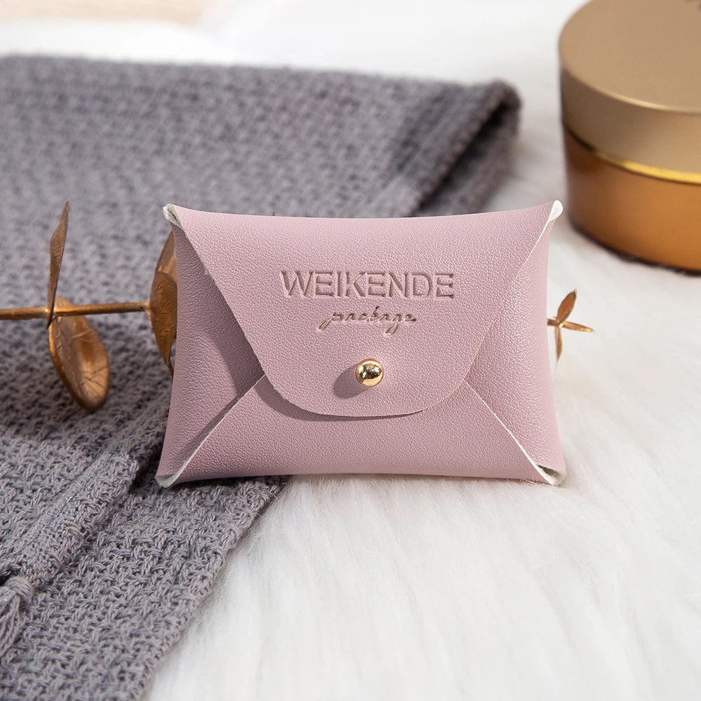 100 Stück Silberne Schmuckbeutel mit Logo – 10x7cm Lederbeutel mit Kordelzug | Für Ohrringe, Ringe, Halsketten, Münzen & Schlüsselanhänger