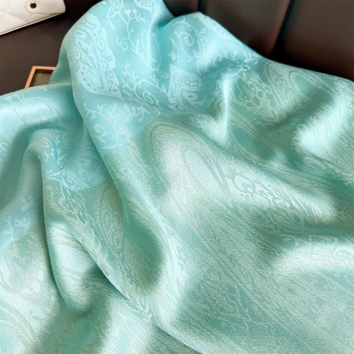 Luxus Hijab mit Blumenmuster & Goldfäden – Damen Jacquard Schal | Muslimisches Kopftuch für Ramadan, Winter & Festliche Anlässe Kaufschwan®