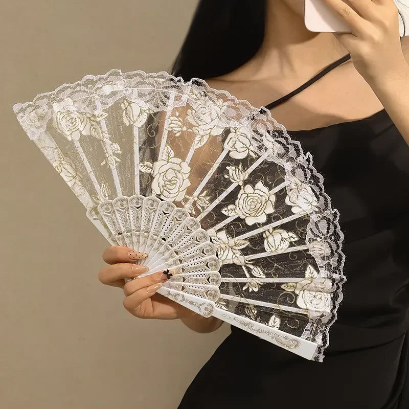 Klassischer Spitzenhandfächer | Faltbarer Handfächer mit Blumenmuster für Frauen | Hochzeiten, Nachtclubs & Cosplay Kaufschwan® Weiße Blume