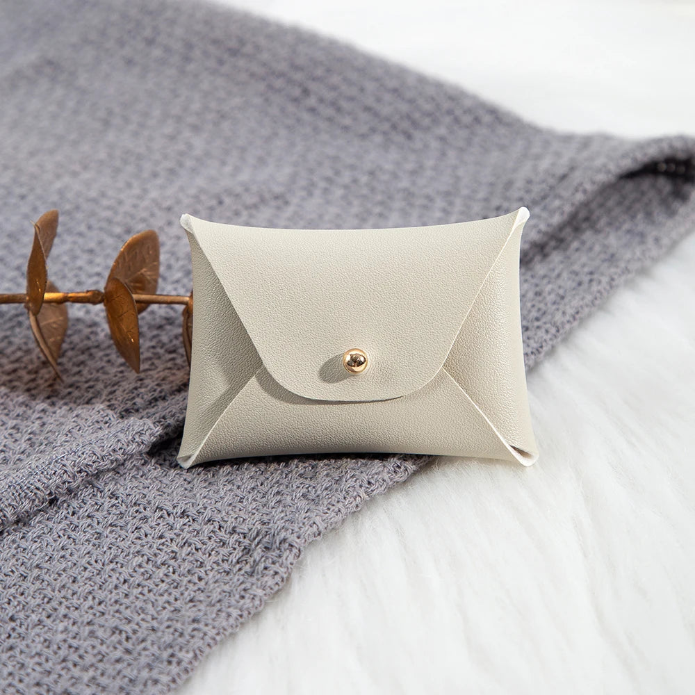 100 Stück Silberne Schmuckbeutel mit Logo – 10x7cm Lederbeutel mit Kordelzug | Für Ohrringe, Ringe, Halsketten, Münzen & Schlüsselanhänger