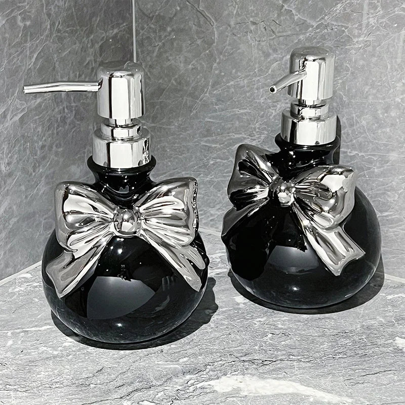 Nachfüllbarer Seifenspender mit Schleifen-Design – Separate Flaschen für Shampoo & Conditioner fürs Badezimmer Kaufschwan®