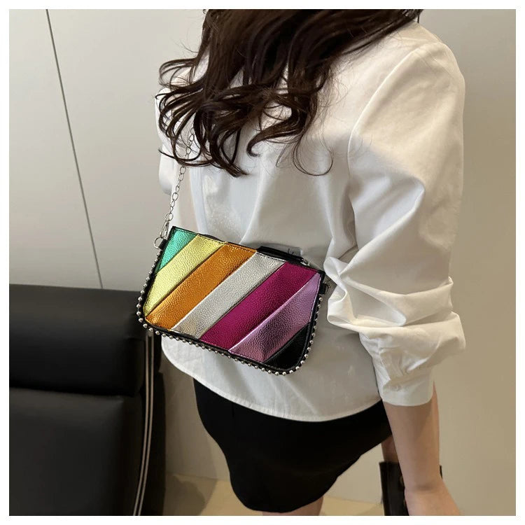 Regenbogen Gestreifte Damen Tasche – Leichte Ketten Crossbody, Schulter & Clutch Handtasche | Modische Handy Tasche Kaufschwan®