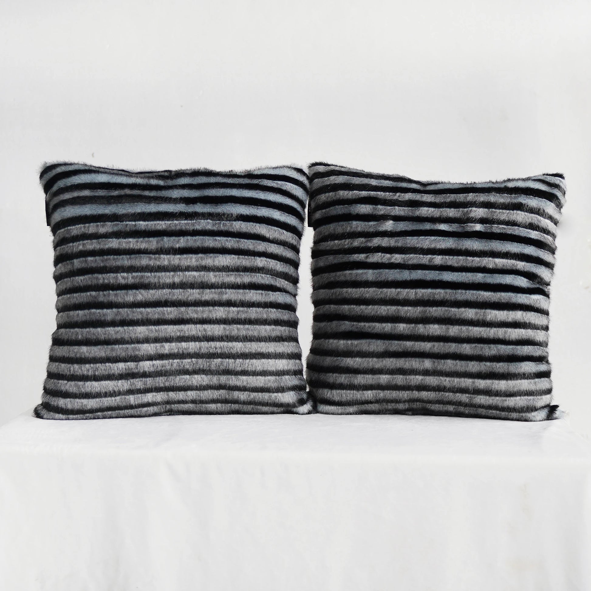 Kunstfell Kissenbezug | Moderner Kissenbezug für Sofa, Schlafzimmer & Wohnzimmer | Luxuriös, Flauschig & Dekorativ Kaufschwan®