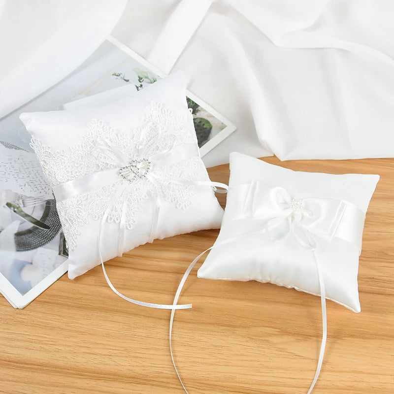 Ringkissen mit Schleife und Perlen – Elegantes Weißes Hochzeitskissen Kaufschwan®