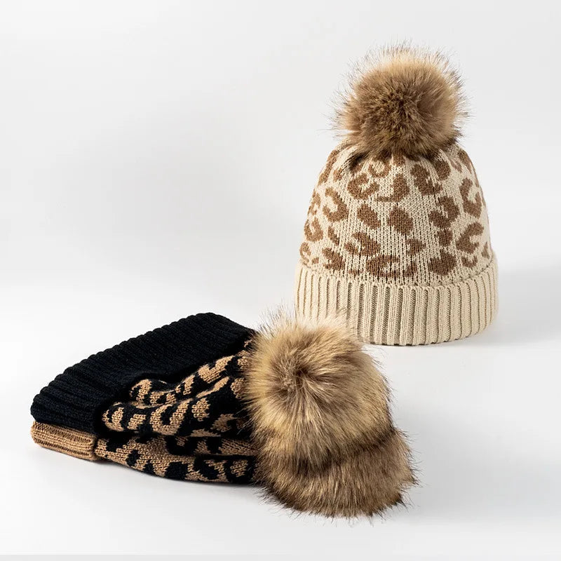 Leopardenmuster Strickmütze – Wollmütze mit Umschlagkante & Bommel | Dicke Herbst & Winter Beanie für Damen & Herren Beschreibung: Kaufschwan®