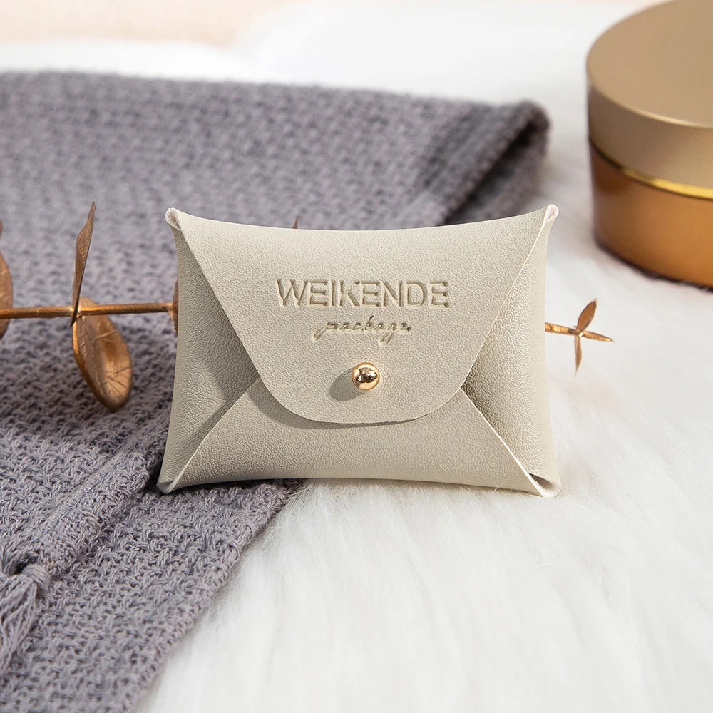 100 Stück Silberne Schmuckbeutel mit Logo – 10x7cm Lederbeutel mit Kordelzug | Für Ohrringe, Ringe, Halsketten, Münzen & Schlüsselanhänger
