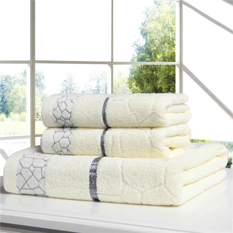 3-teiliges Baumwoll Handtuch Set – 2 Gesichtstücher (34×72cm) + 1 Großes Duschtuch (70×140cm) | Weich, Saugfähig & Stilvolles Rosa Geometrisches Design Kaufschwan®