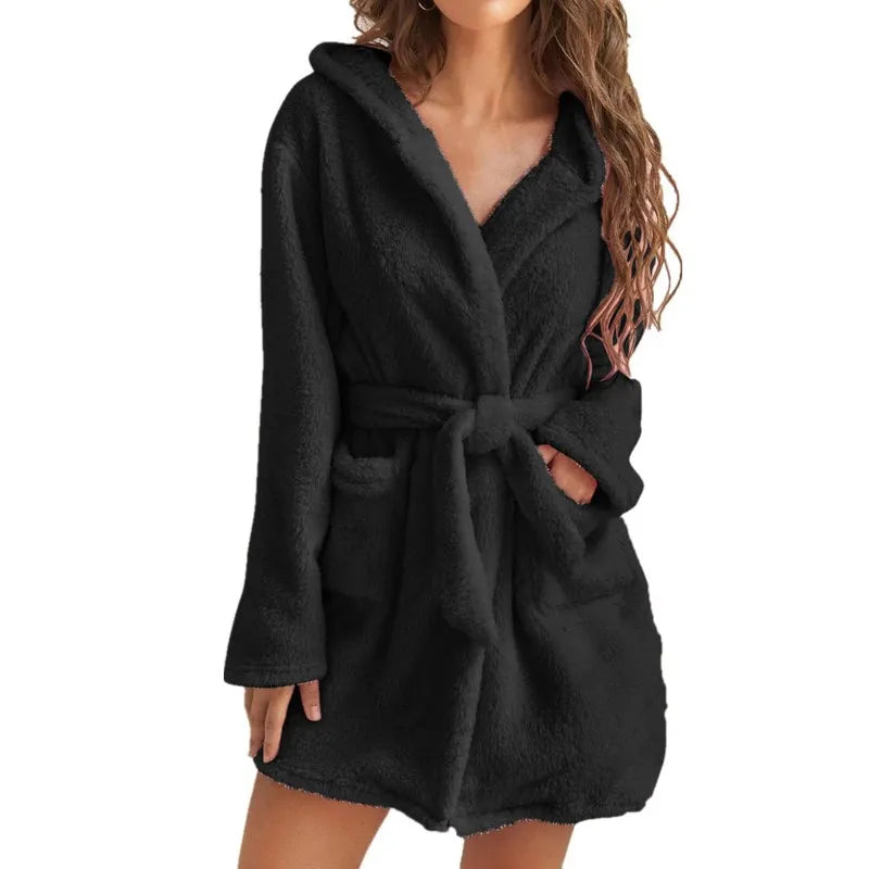 Kuscheliger Damen Bademantel mit Kapuze – Flauschiger Winter Morgenmantel mit Gürtel & Taschen Kaufschwan® Schwarz S