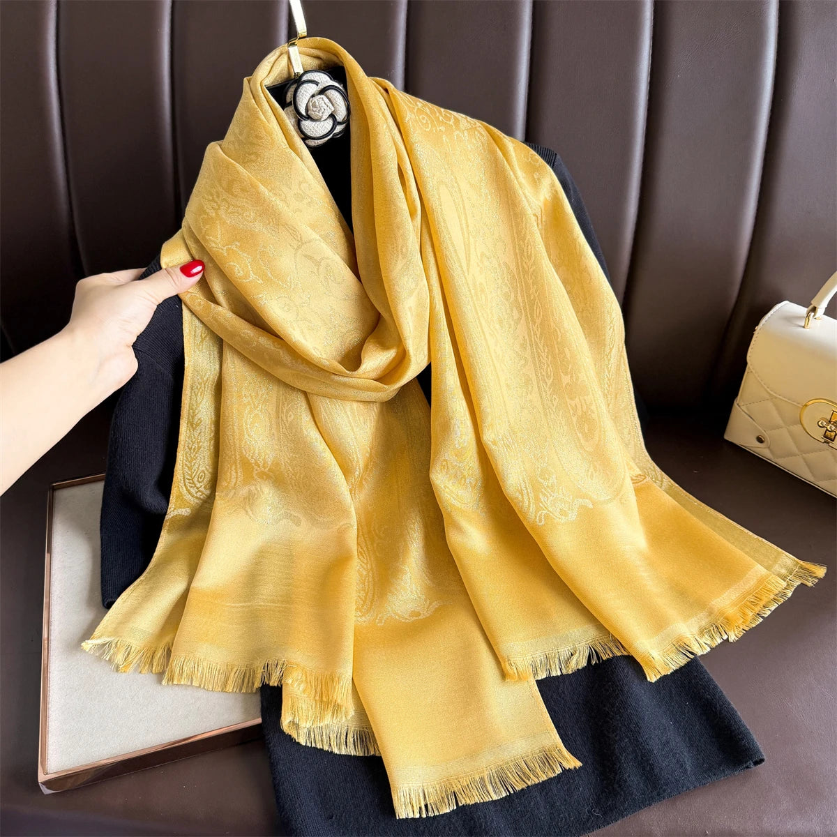 Luxus Hijab mit Blumenmuster & Goldfäden – Damen Jacquard Schal | Muslimisches Kopftuch für Ramadan, Winter & Festliche Anlässe Kaufschwan®