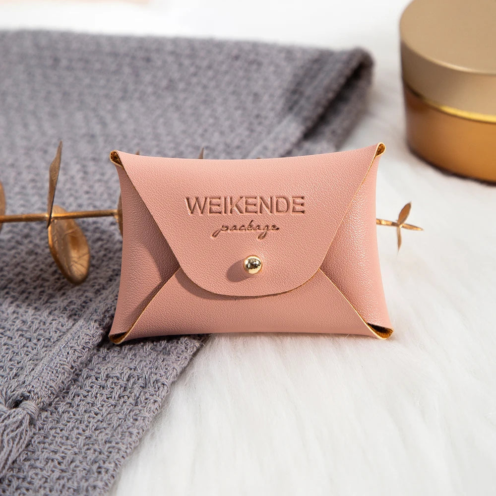 100 Stück Silberne Schmuckbeutel mit Logo – 10x7cm Lederbeutel mit Kordelzug | Für Ohrringe, Ringe, Halsketten, Münzen & Schlüsselanhänger