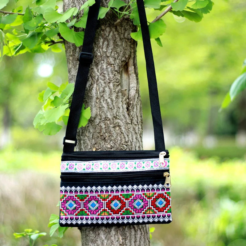 Bestickte Umhängetasche – Damen Schultertasche mit Drei-Lagen-Reißverschluss | Handy- & Münztasche Kaufschwan® Design 1