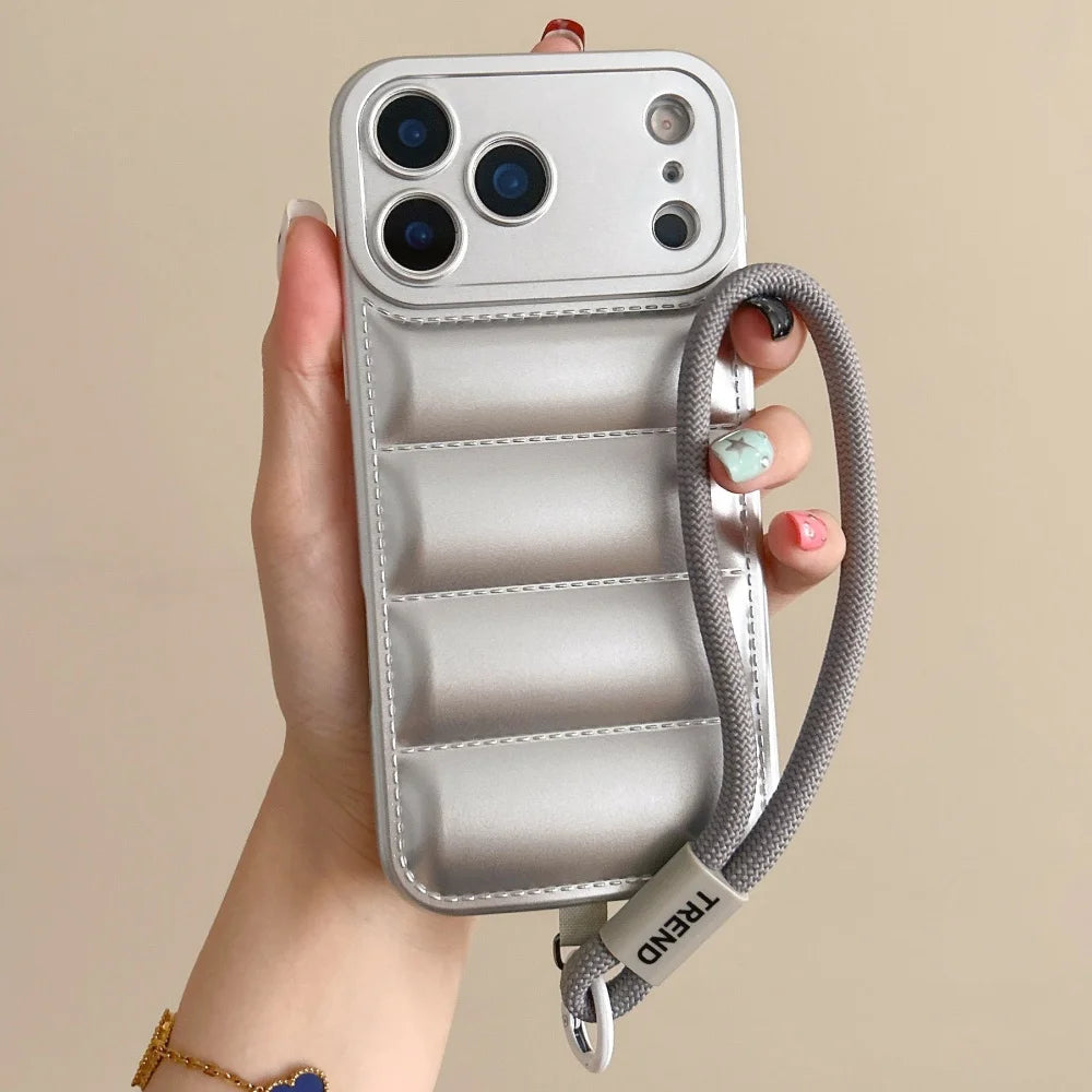 Silikonhülle in Daunenjacken-Optik mit Handgelenkschlaufe für iPhone 18 Pro & iPhone 18 Pro Max – Weiche Hülle mit Kameraschutz Kaufschwan® Silber Hülle & Band iPhone 18 Pro