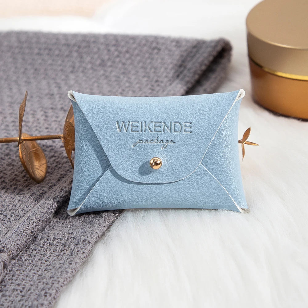 100 Stück Silberne Schmuckbeutel mit Logo – 10x7cm Lederbeutel mit Kordelzug | Für Ohrringe, Ringe, Halsketten, Münzen & Schlüsselanhänger