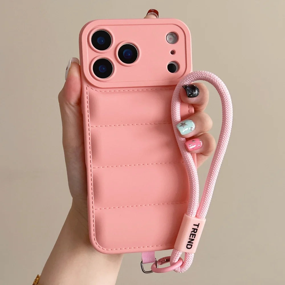 Silikonhülle in Daunenjacken-Optik mit Handgelenkschlaufe für iPhone 18 Pro & iPhone 18 Pro Max – Weiche Hülle mit Kameraschutz Kaufschwan® Rosa Hülle & Band iPhone 18 Pro