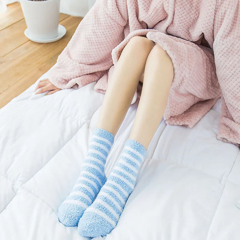 Damen Herbst & Winter Gestreifte Korallenfleece-Schlafsocken | Dicke Warme Wadenlange Haussocken Kaufschwan®
