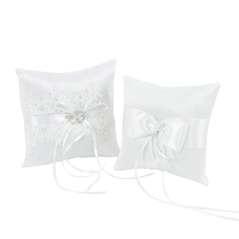Ringkissen mit Schleife und Perlen – Elegantes Weißes Hochzeitskissen Kaufschwan®