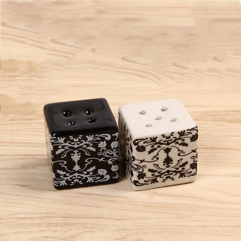 Keramik Würfel Salz- & Pfefferstreuer Geschenkset – Schwarze & Weiße Muster Quadratische Gewürzstreuer | Kreative Küchendeko mit Geschenkbox Kaufschwan® Schwarz Weiß (2er Set)